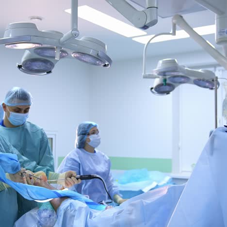 surgeons performs laparoscopic operation