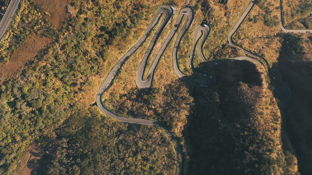 increíble vista aérea de arriba hacia abajo de la carretera de la selva tropical serra do rio do rastro y las montañas de santa catarina