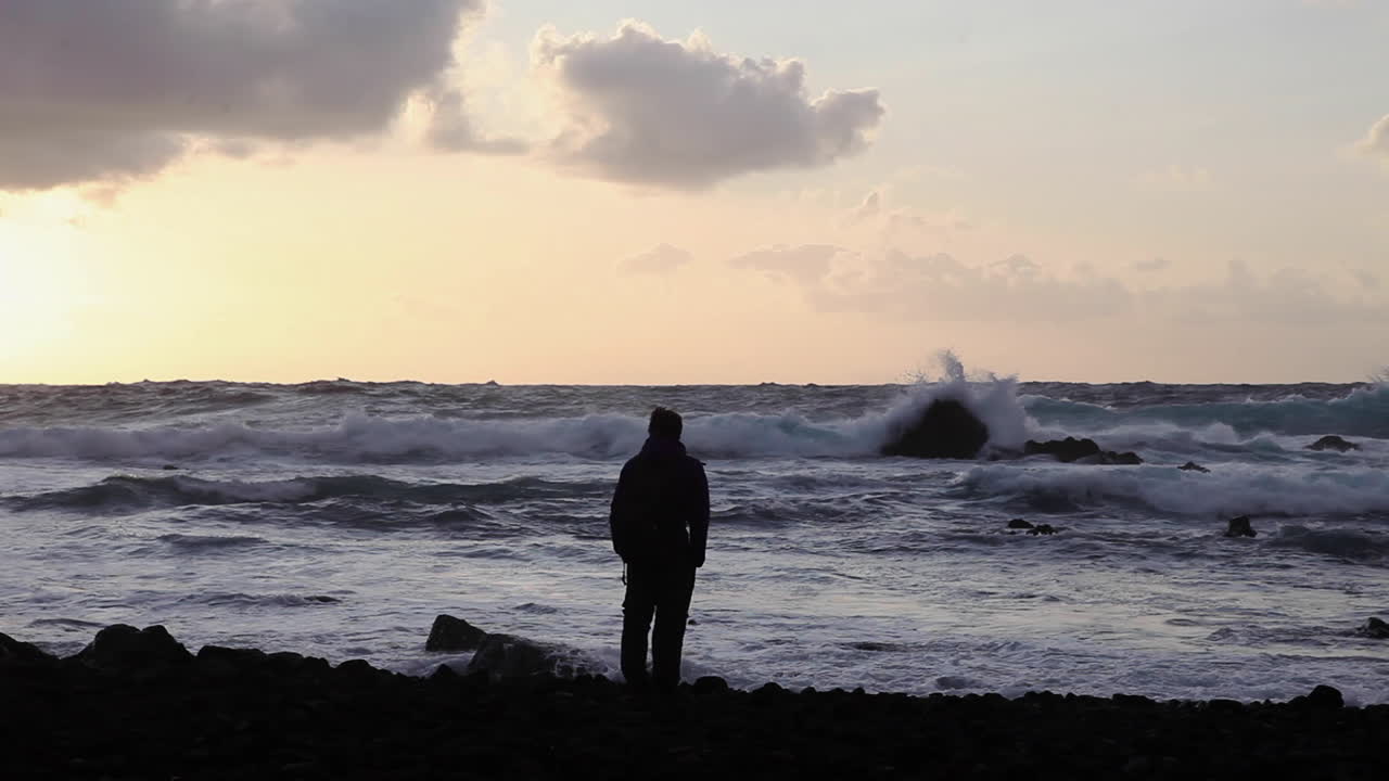 pensador profundo en la playa isla azores sao miguel españa