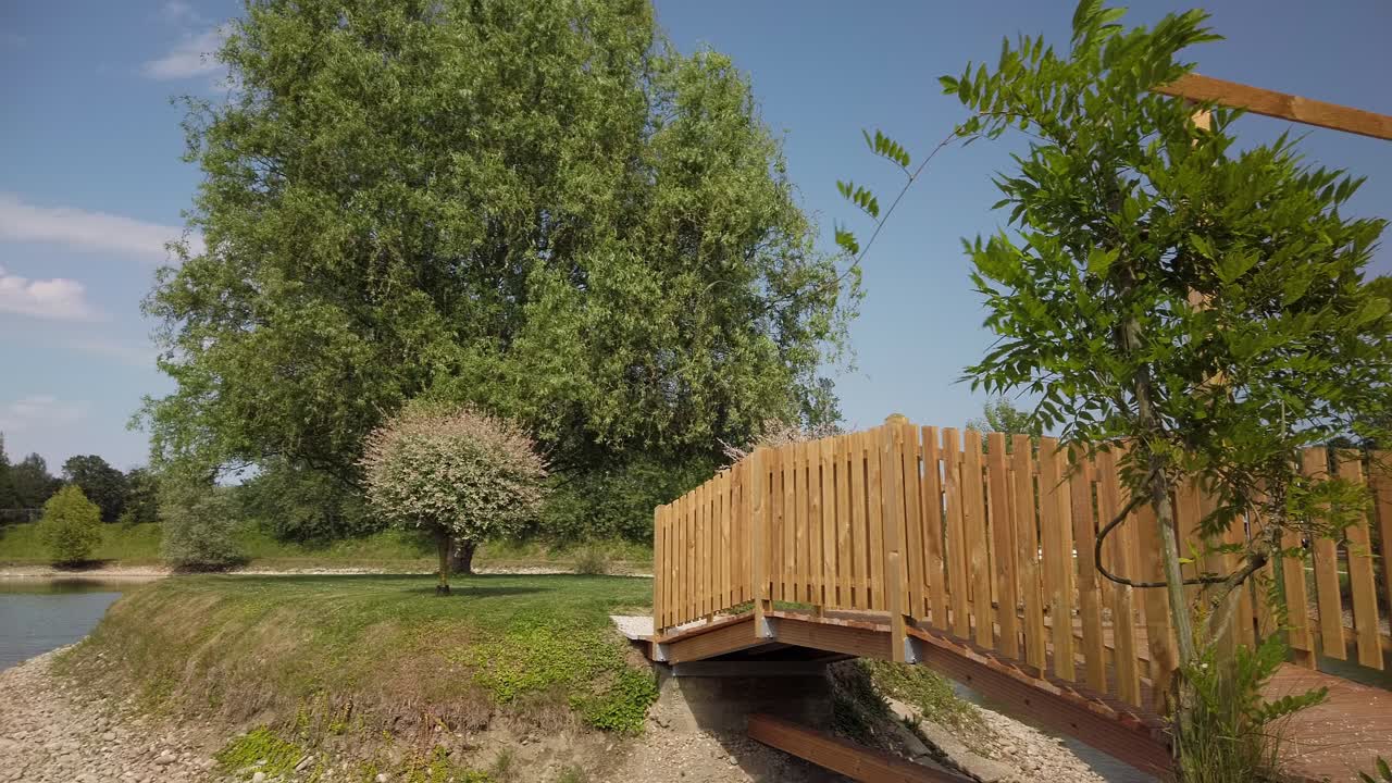 Sendero de madera sobre el agua, diseño de jardines y paisajismo, estilo de jardín japonés