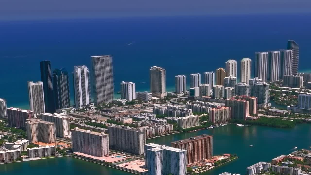 Vista aerea di Miami che mostra edifici e l'oceano a mezzogiorno.