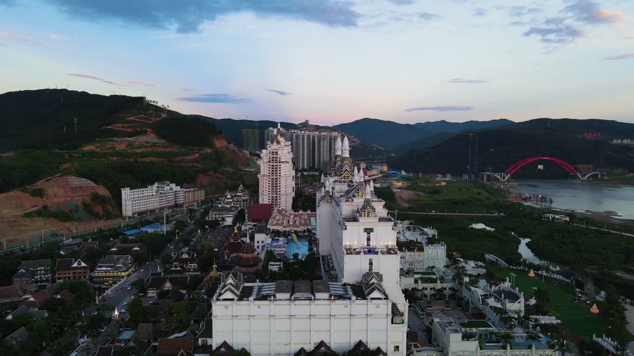edificios de la ciudad en la región de xishuangbanna de china, vista aérea de drones