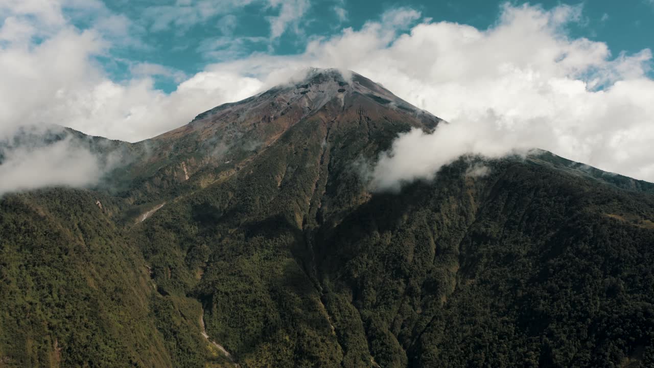 estratovolcán tungurahua en baños de agua santa, ecuador - tiro de drone