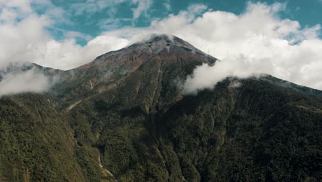 estratovolcán tungurahua en baños de agua santa, ecuador - tiro de drone