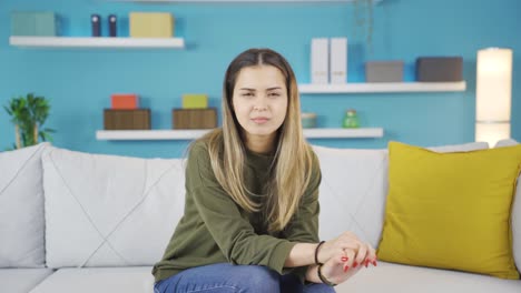 Das-Junge-Mädchen-Nickte-Positiv.