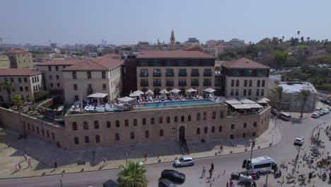 Piscina-Del-Hotel-Setai-Tel-Aviv-Llena-De-Gente-En-Un-Caluroso-Día-De-Verano---Toma-De-Paralaje