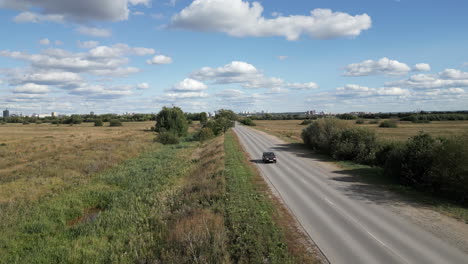 carretera de campo que conduce a la ciudad