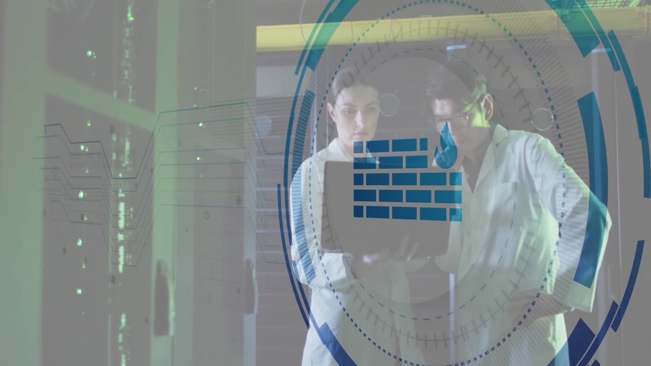 서버  ⁇ 에서 노트북을 사용하는 다양한 남성과 여성 엔지니어에 대한 방화벽 아이콘의 애니메이션