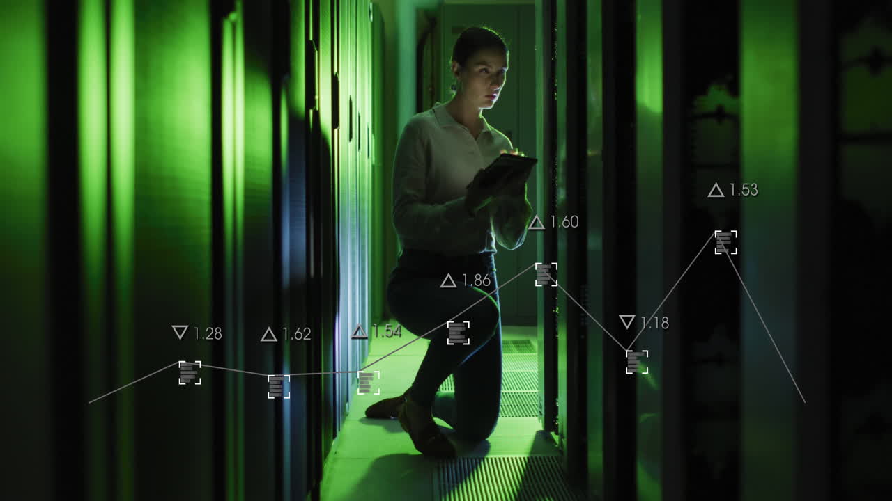 서버  ⁇ 에서 디지털 태블릿을 사용하는 백인 여성 엔지니어에 대한 데이터 처리 애니메이션