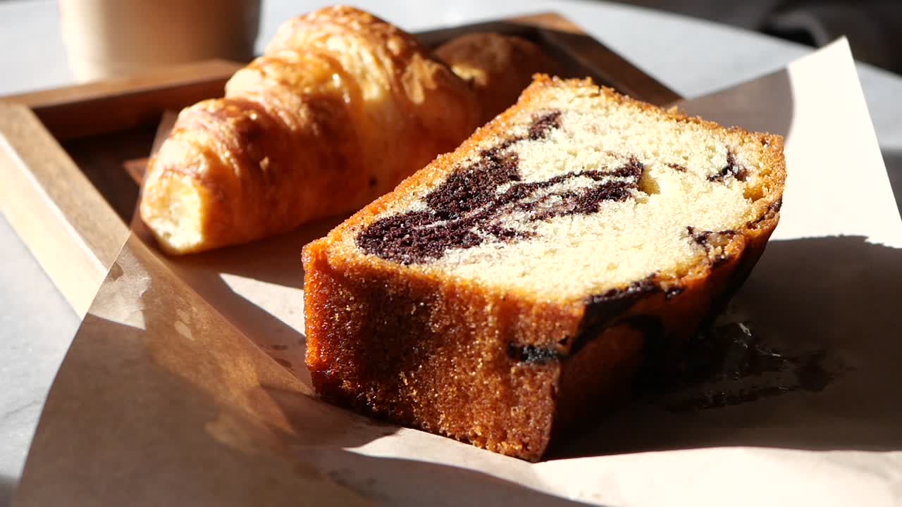 크로아산과 케이크와 함께 맛있는 아침 식사
