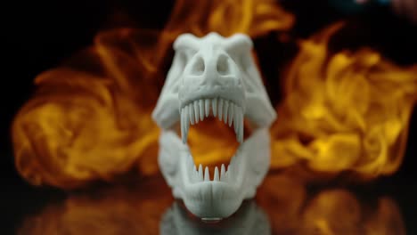fósil de dinosaurio blanqueado mirando hacia adelante con llamas estilizadas detrás de él