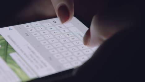 persona che manda sms sullo smartphone di notte