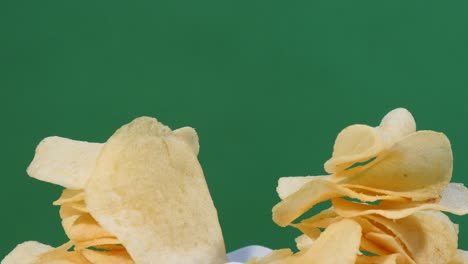 girando un montón de papas fritas