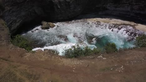 vuelo de vista aérea más tranquilo incline lentamente hacia arriba vuelo de drones de playa rota en nusa penida en bali indonesia