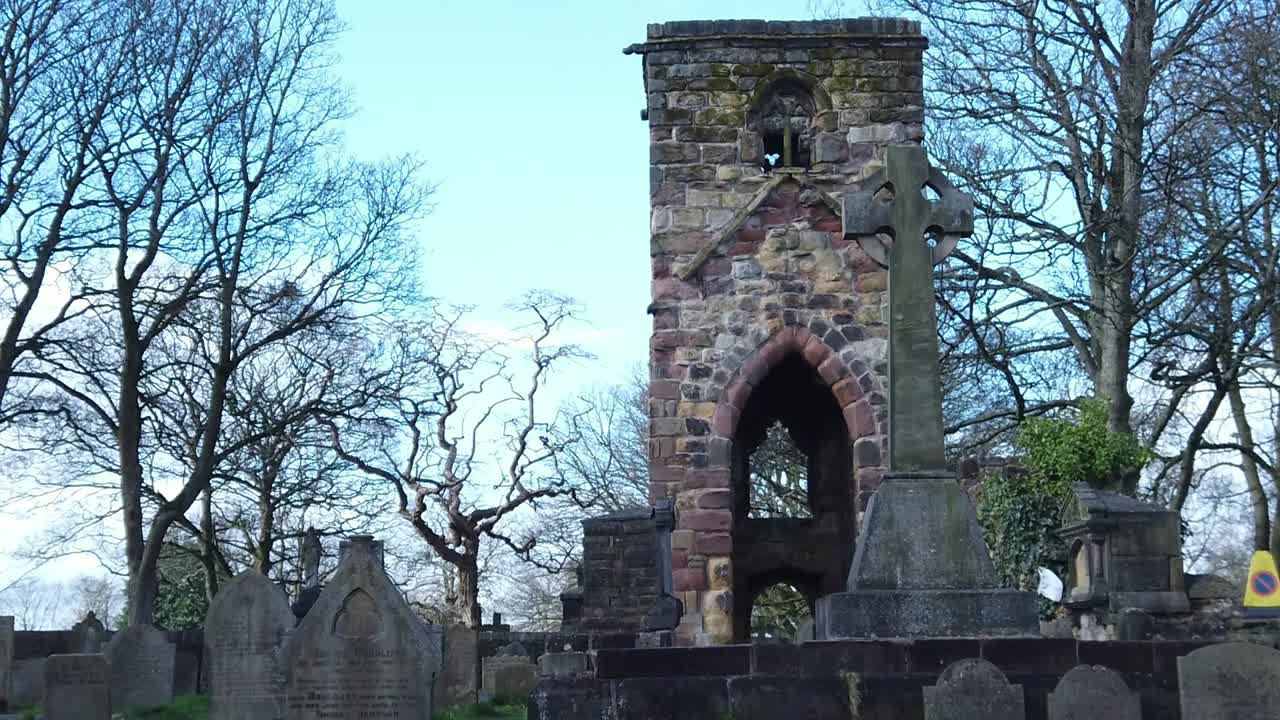 역사적인 윈들쇼 성당 석조 타워 외관 천천히 움직이는 묘지