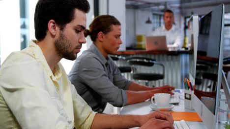 ejecutivos de negocios que trabajan con computadoras