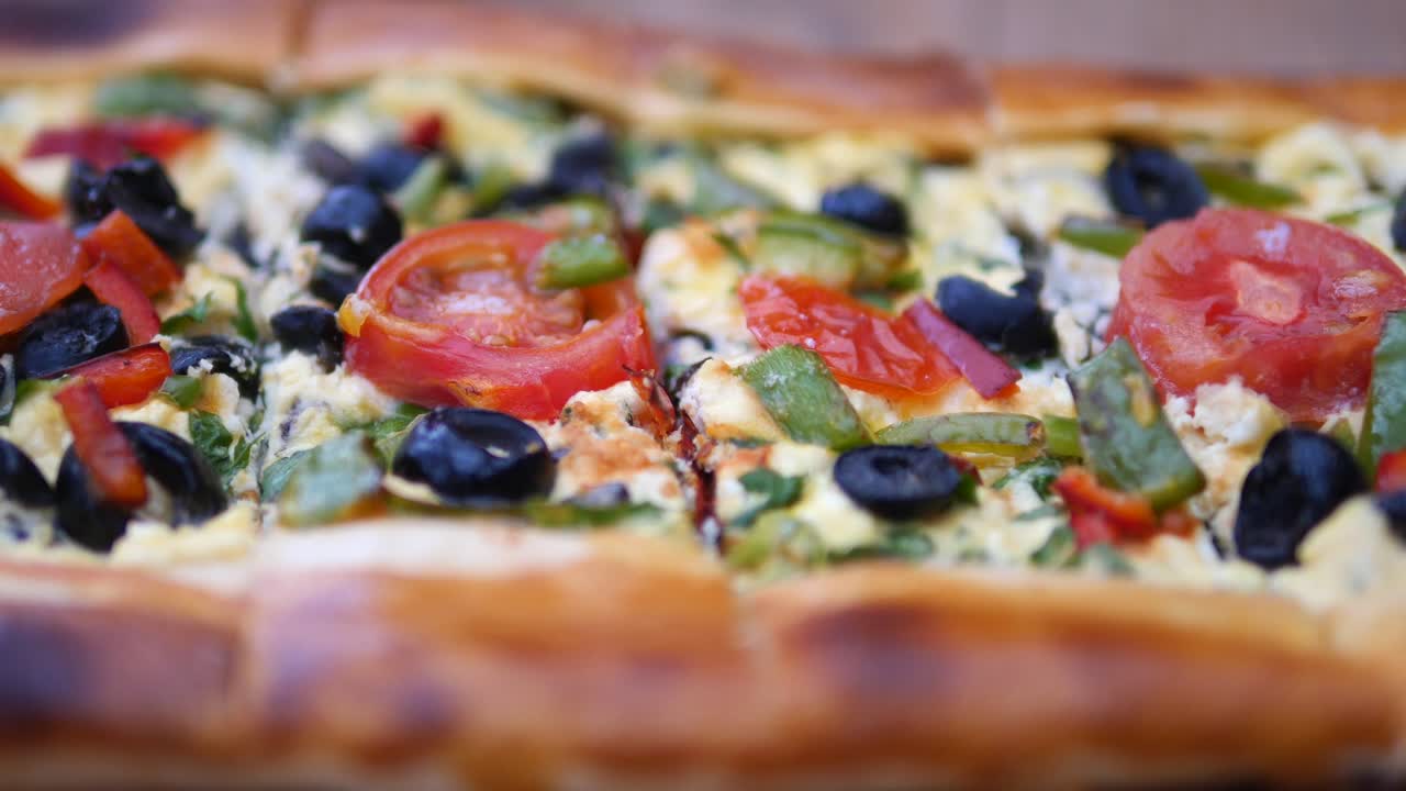 야채와 올리브와 함께 터키 피데