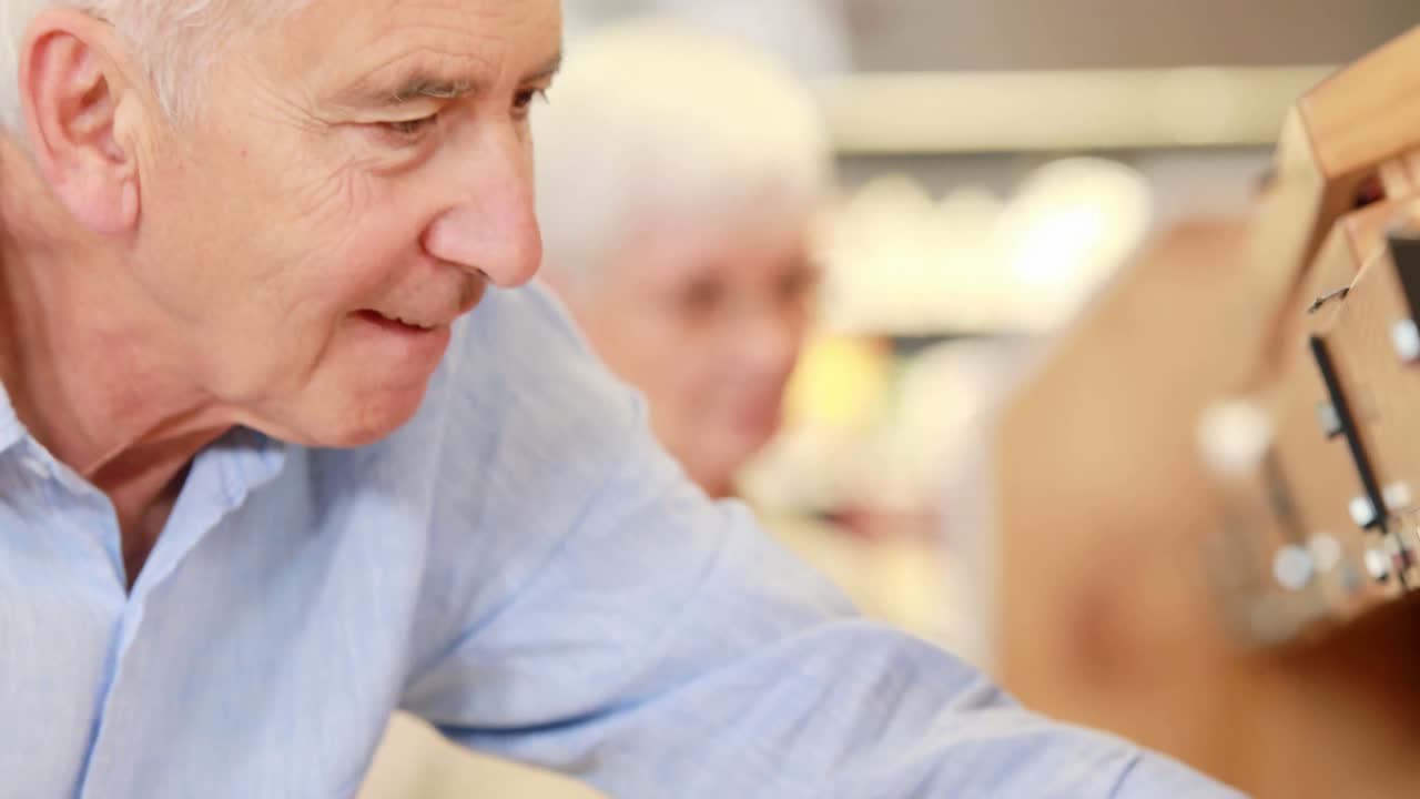 슈퍼마켓 에서 토마토 를 골라내는 고위 인사