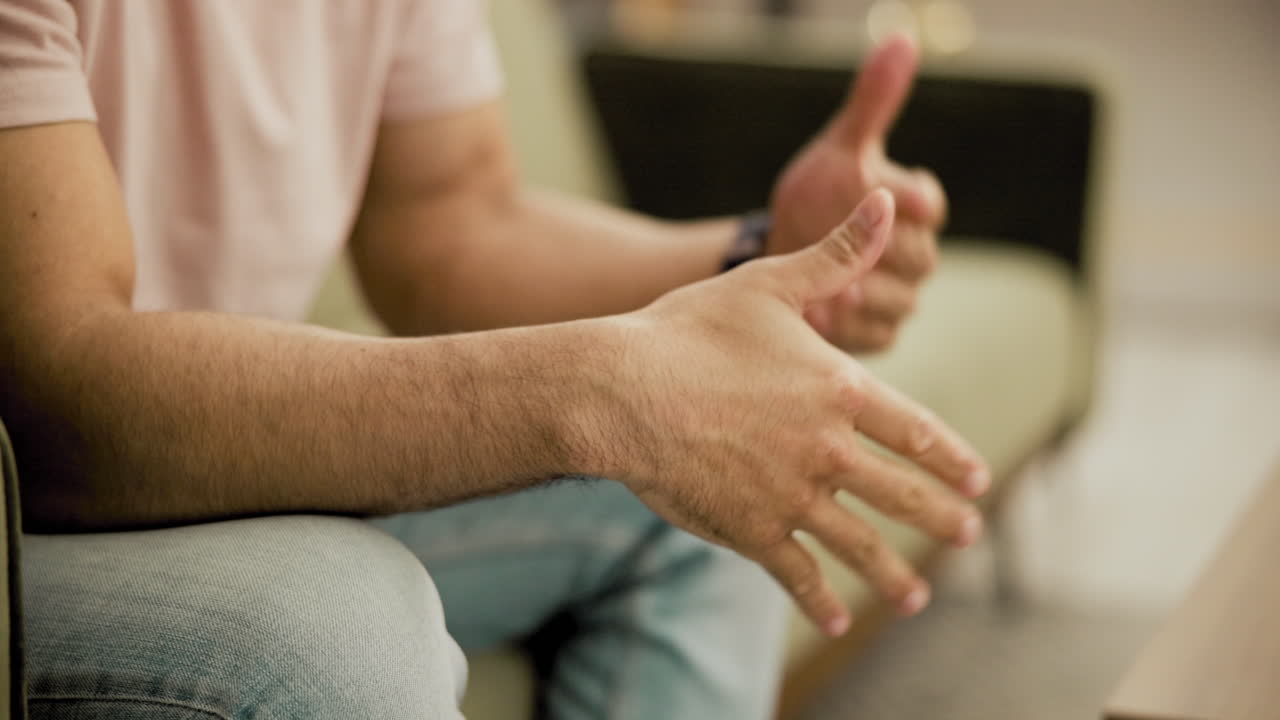 человек, сидящий и размышляющий