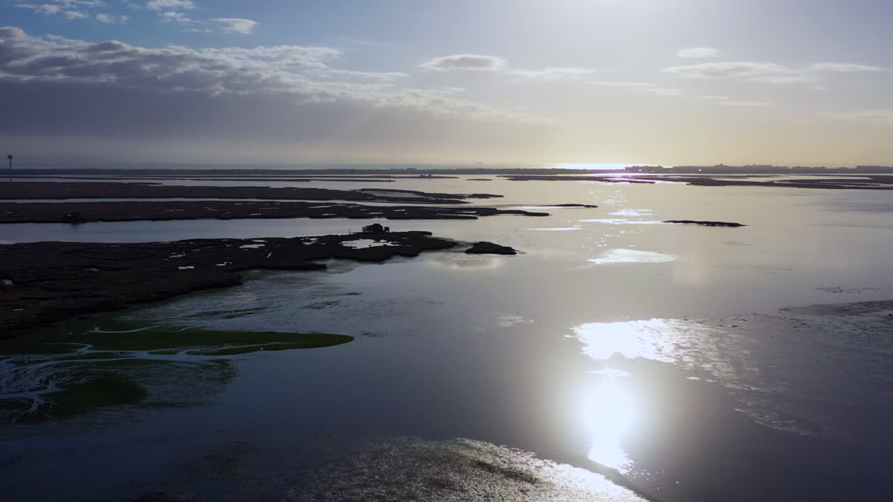 해가 지는 동안 뉴욕 프리포트 근처의 볼드윈 베이 상공에서 공중 촬영