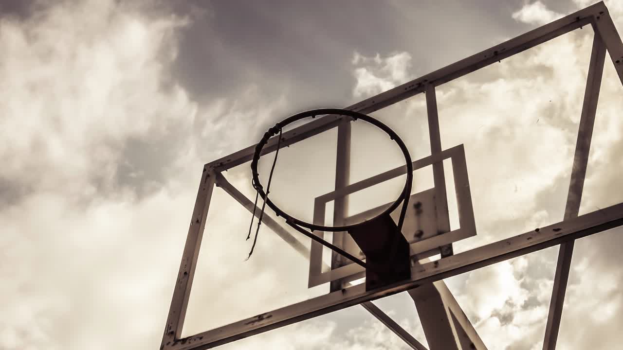 el fondo de la nube dramáticamente en movimiento de un anillo de baloncesto en color cálido