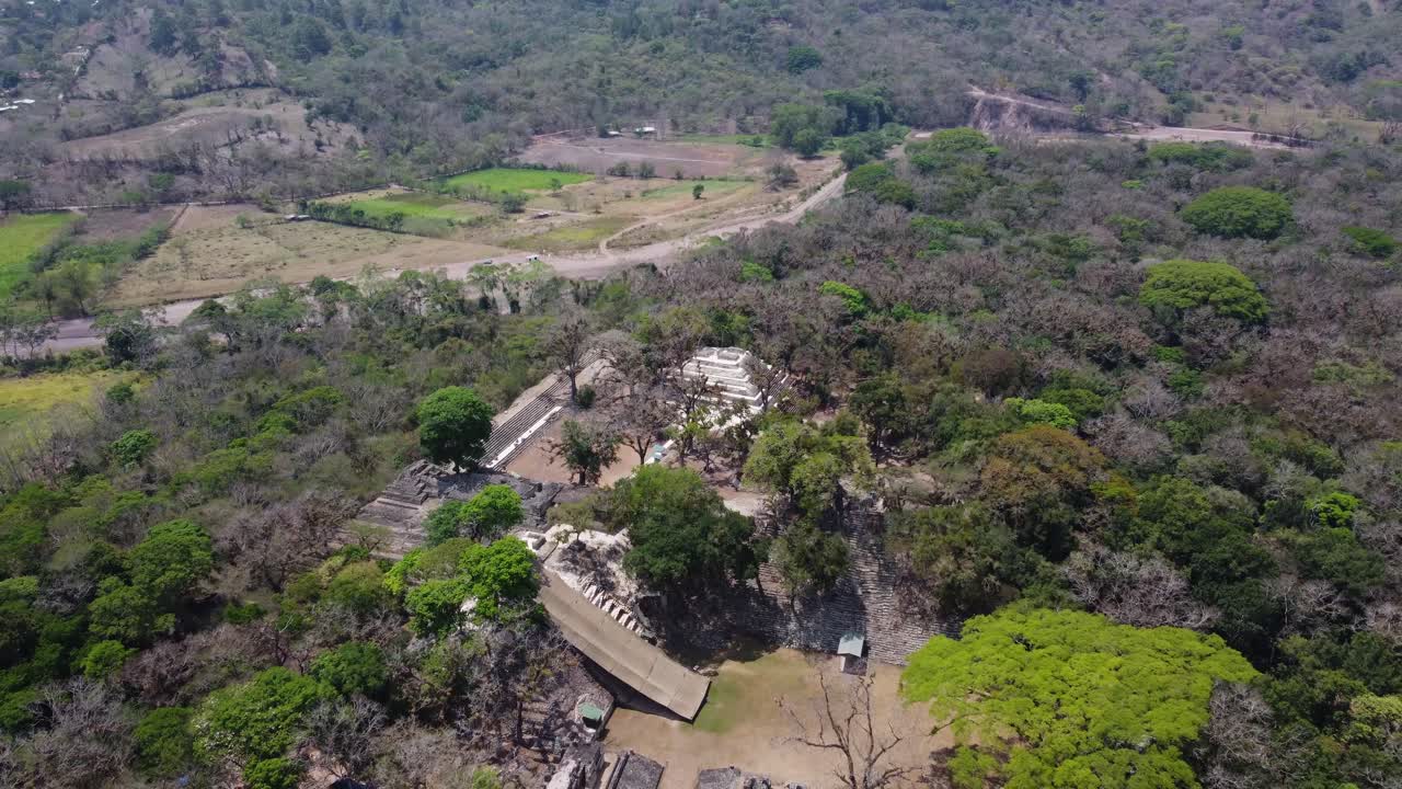 sobrevuelo aéreo de la antigua maya ruina de copan en la exuberante selva de honduras