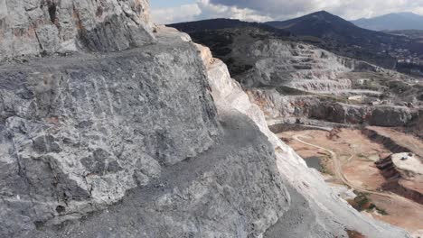 vista aérea de las escaleras de la cantera de minerales de silicato que descienden