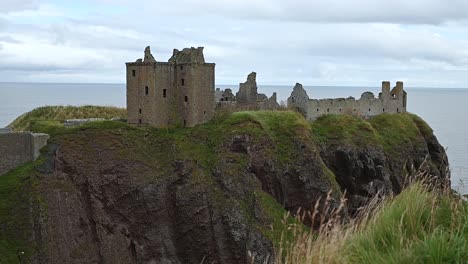 Mirando-Desde-El-Acantilado-Hacia-El-Castillo-De-Dunnottar,-Escocia,-Reino-Unido