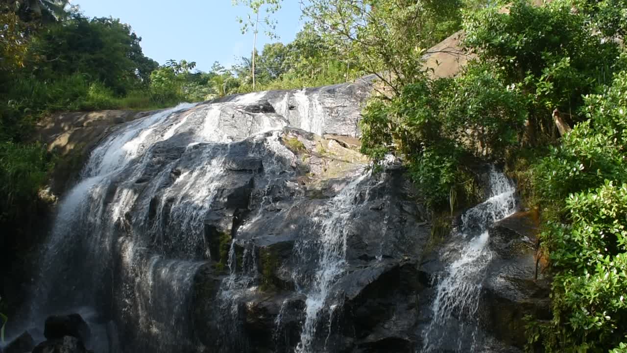 hermosa cascada de sri lanka llamada rukmal falls en la provincia de sabaragamuwa