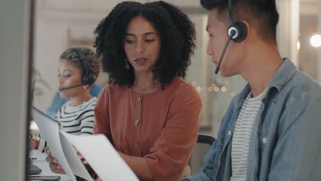 Mann,-Callcenter-Oder-Frau,-Die-Sich-Mit-Drehbuch-Beraten