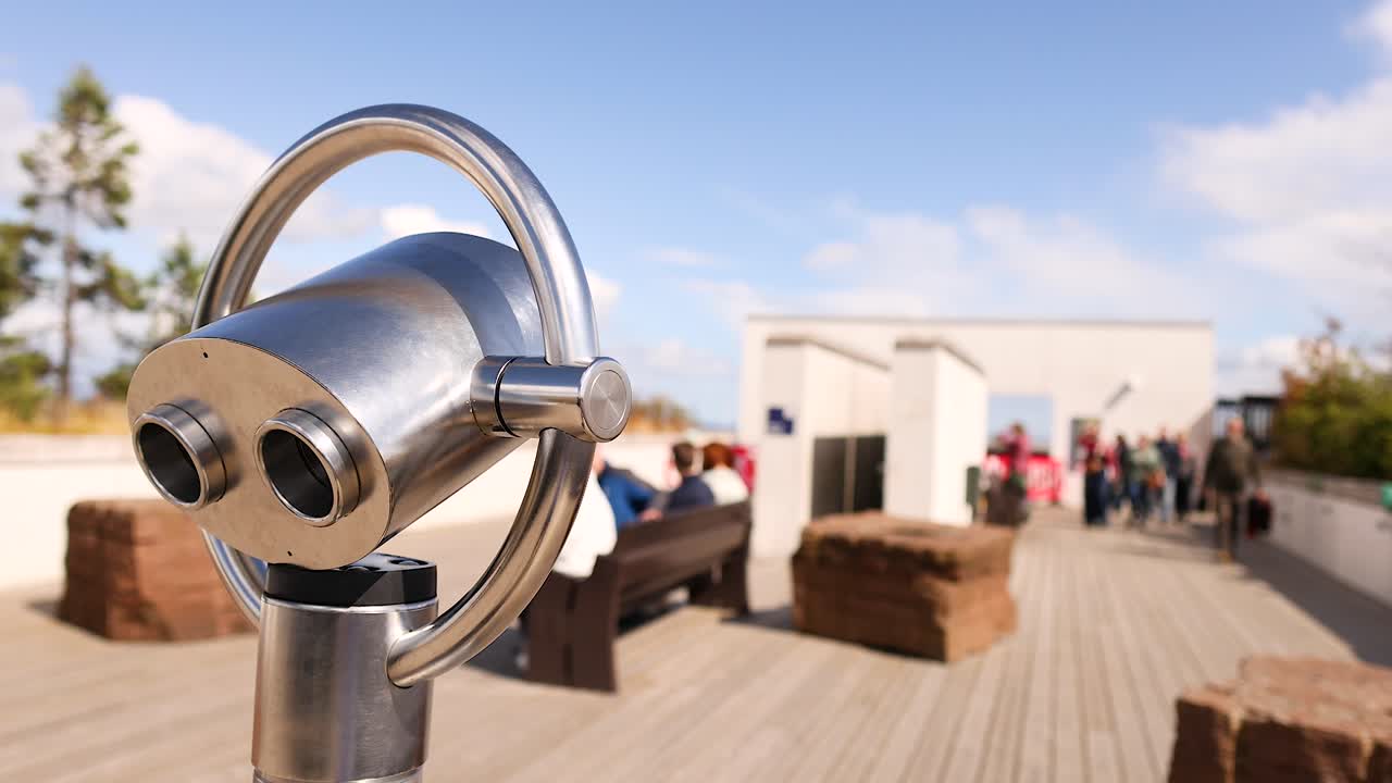 박물관 지붕 에 있는 안경 을 사용 하는 사람 들