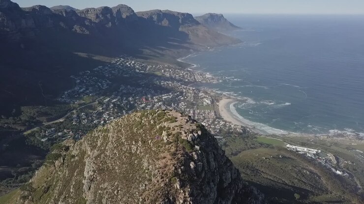 Alçalan hava çekimi, Aslan Başı Dağı'nın zirvesindeki turistleri ortaya çıkarıyor.
