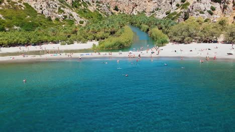 Ein-Verstecktes-Paradies,-Umgeben-Von-Den-Felsigen-Armen-Der-Schlucht-Und-Dem-Palmenwald,-Die-Auf-Den-Strand-Von-Preveli-Auf-Kreta-Treffen