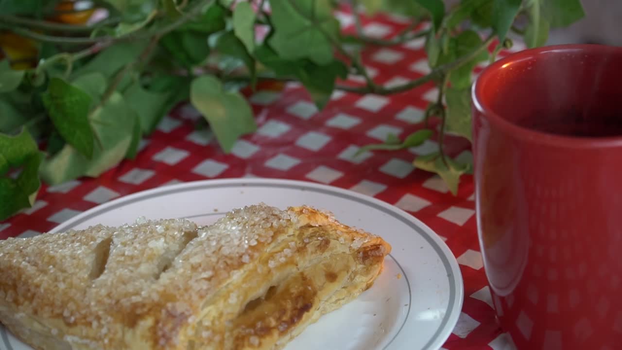 delicioso giro de manzana con una bebida caliente para el postre o el desayuno