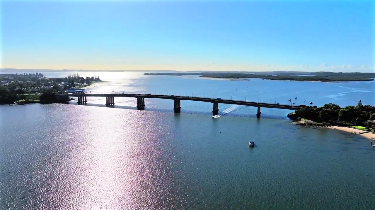 Imagem Aérea de Drone Mostrando a Ponte Captain Cook e a Baía Botany ao Longe, Austrália