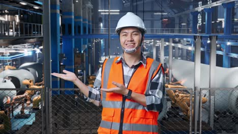 ingeniero presentando en una fábrica moderna
