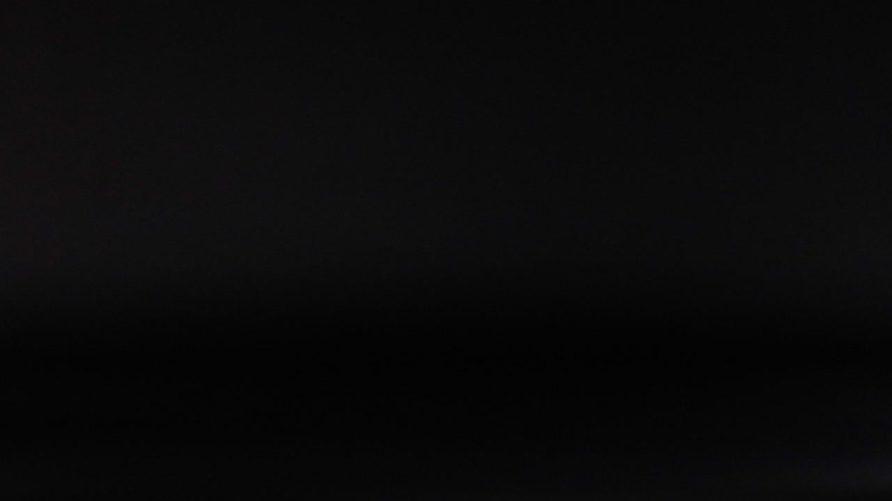 varias bolas rebotando contra un fondo oscuro