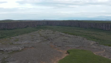 Isla-Rocosa-De-Eyjan-En-Forma-De-Herradura-Asbyrgi-Canyon-En-Islandia,-Antena