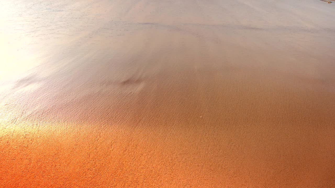 바가 모래 위에서 맨발로 걸어가는 발자국, 부드러운 파도