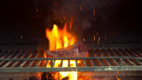 Premium-Steak-Vom-Grill-Auf-Dem-Grill,-Lateinamerikanisches-Lendenstück-Zwischen-Funken-Und-Feuer,-Zertifizierter-Angus-Kobe-Wagyu-Marmor