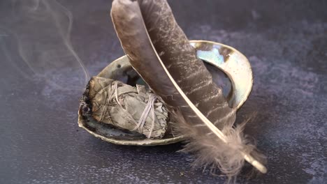 pluma con bastón smuge para una ceremonia espiritual