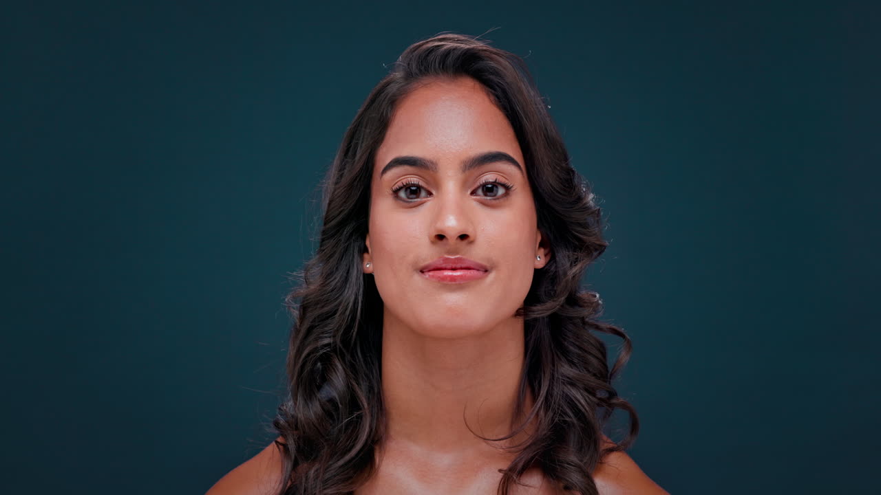 mujer aplicando maquillaje