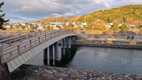 vistas panorámicas del río ujigawa en uji, prefectura de kioto, japón