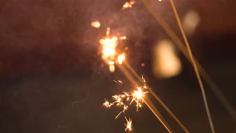 las velas de chispa que queman en un festival en cámara lenta 60 fps 4k