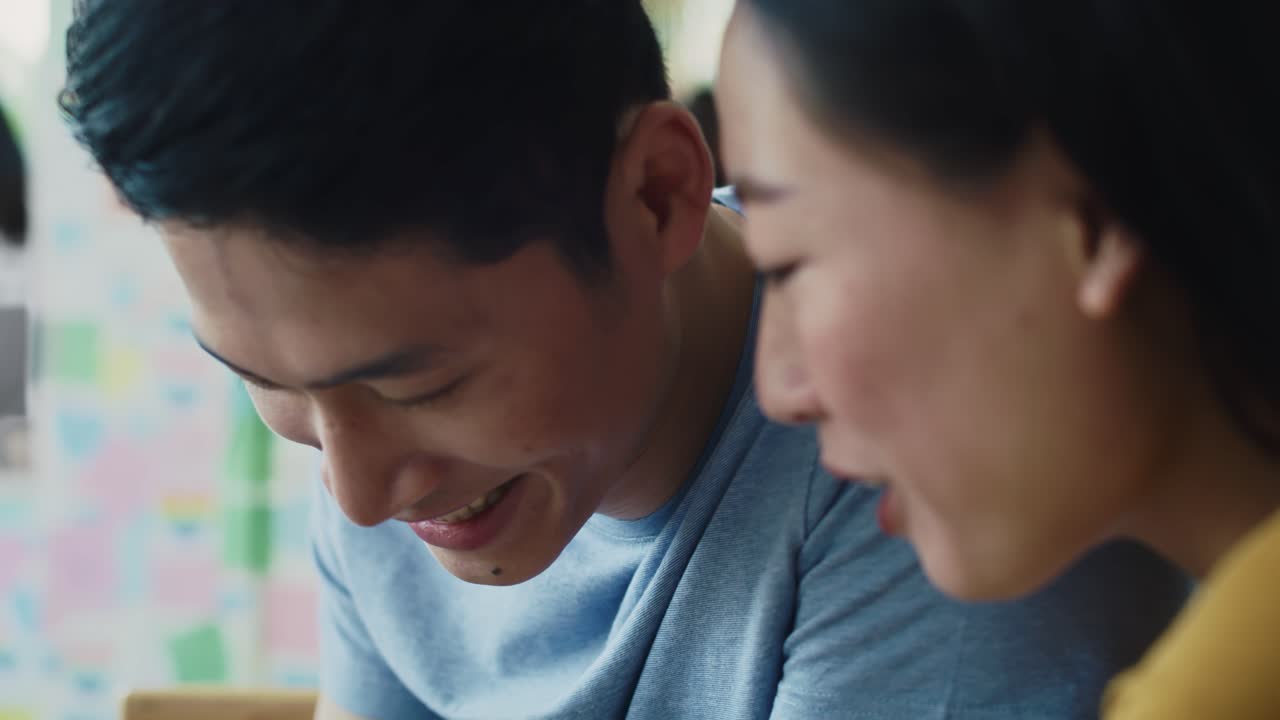 휴대 전화를 사용 하는 동안 재미 있는 커플 의  ⁇ 드헬드 뷰