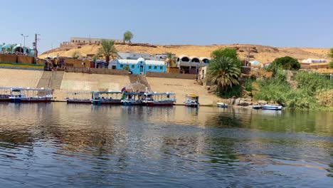 Vista-Del-Pueblo-Nubio-En-Egipto-Mientras-Navega-Por-El-Río-Nilo