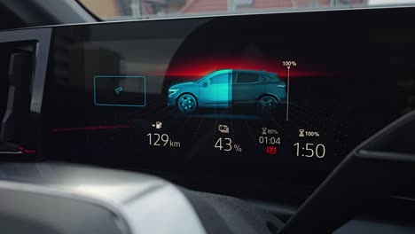 información de carga en el tablero de un vehículo eléctrico