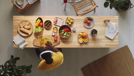 Hombre-Negro-Con-Auriculares-Cocinando-La-Cena-Y-Bailando-En-Casa