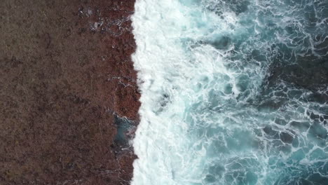 Las-Olas-Del-Océano-Pacífico-Chocan-Contra-La-Costa-Rocosa-De-La-Isla-Maré.