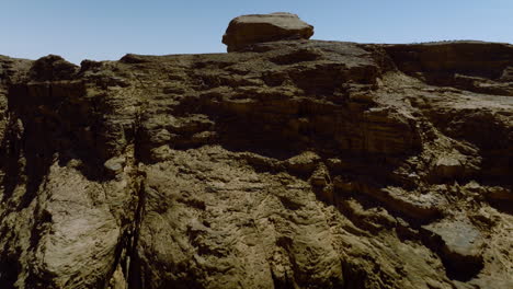 在約旦的瓦迪魯姆 (wadi rum) 荒涼的風景中,